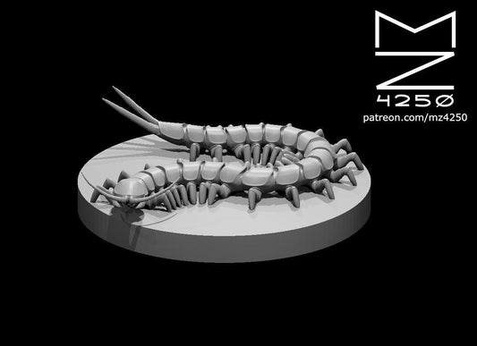 Giant Centipede miniature by MZ4250